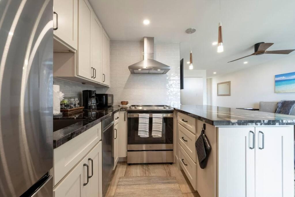 شقة Hale Ono Loa 403- Top Floor, Ocean View, & Complete Modern Remodel Kahana المظهر الخارجي الصورة