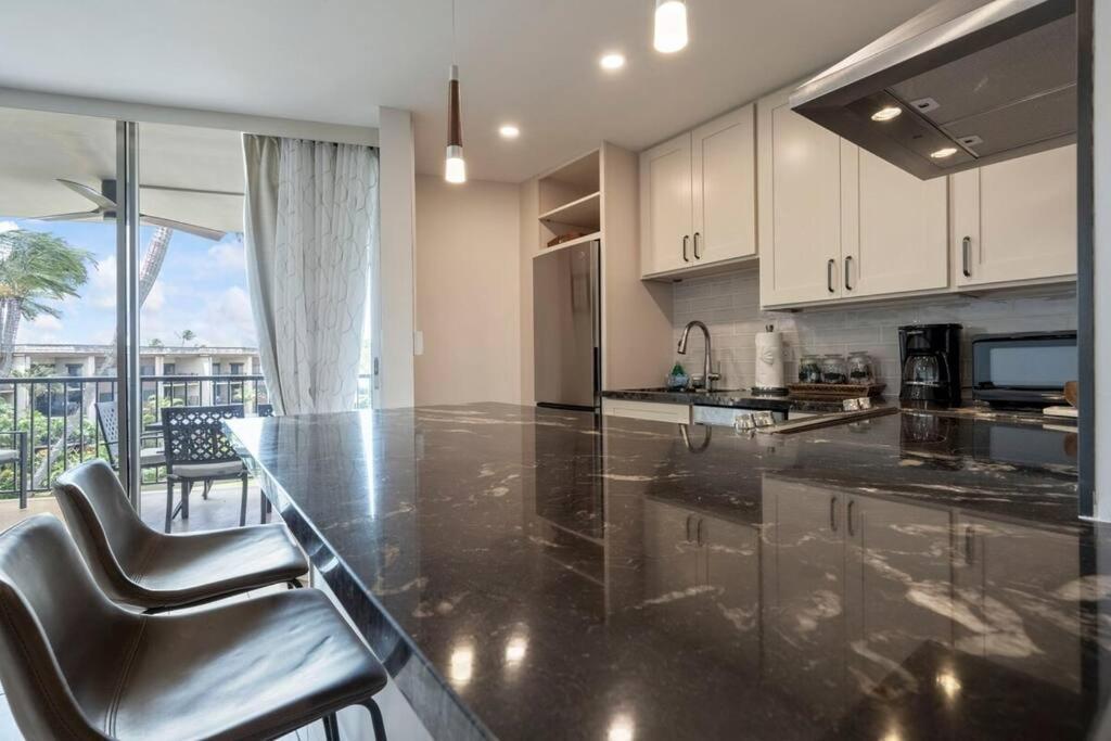 شقة Hale Ono Loa 403- Top Floor, Ocean View, & Complete Modern Remodel Kahana المظهر الخارجي الصورة
