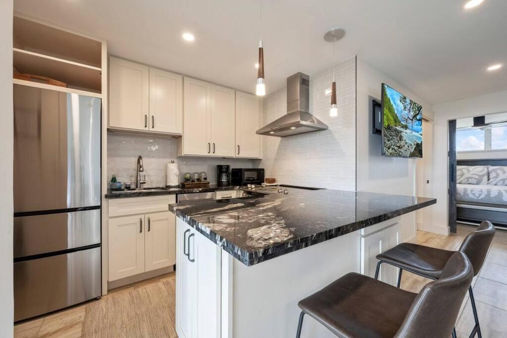 شقة Hale Ono Loa 403- Top Floor, Ocean View, & Complete Modern Remodel Kahana المظهر الخارجي الصورة